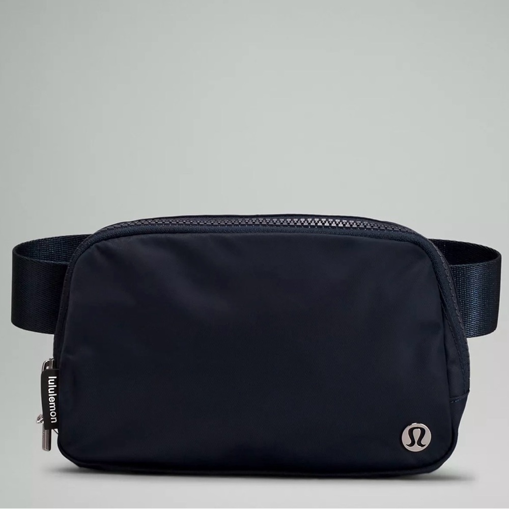 NWOT Lululemon Belt Bag & Keychain w/dual pouches wristlet Black. Mint Condition